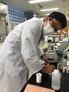 石井氏。実習の様子